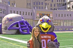 Chanteuse aux matchs des Alouettes
