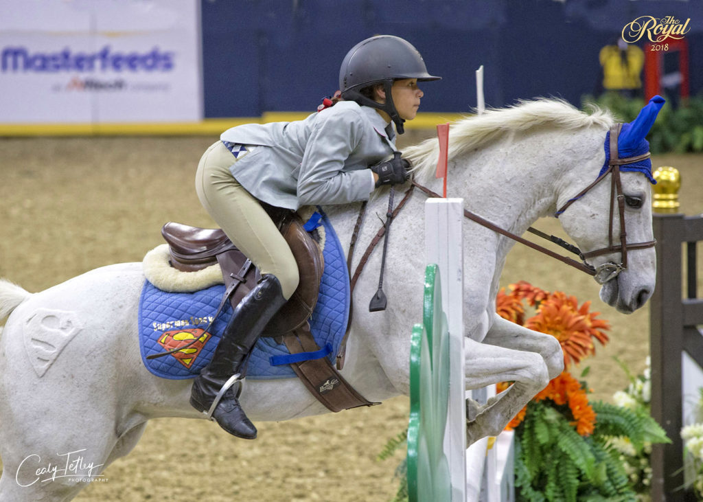 À 11 ans, elle est championne de courses de poney