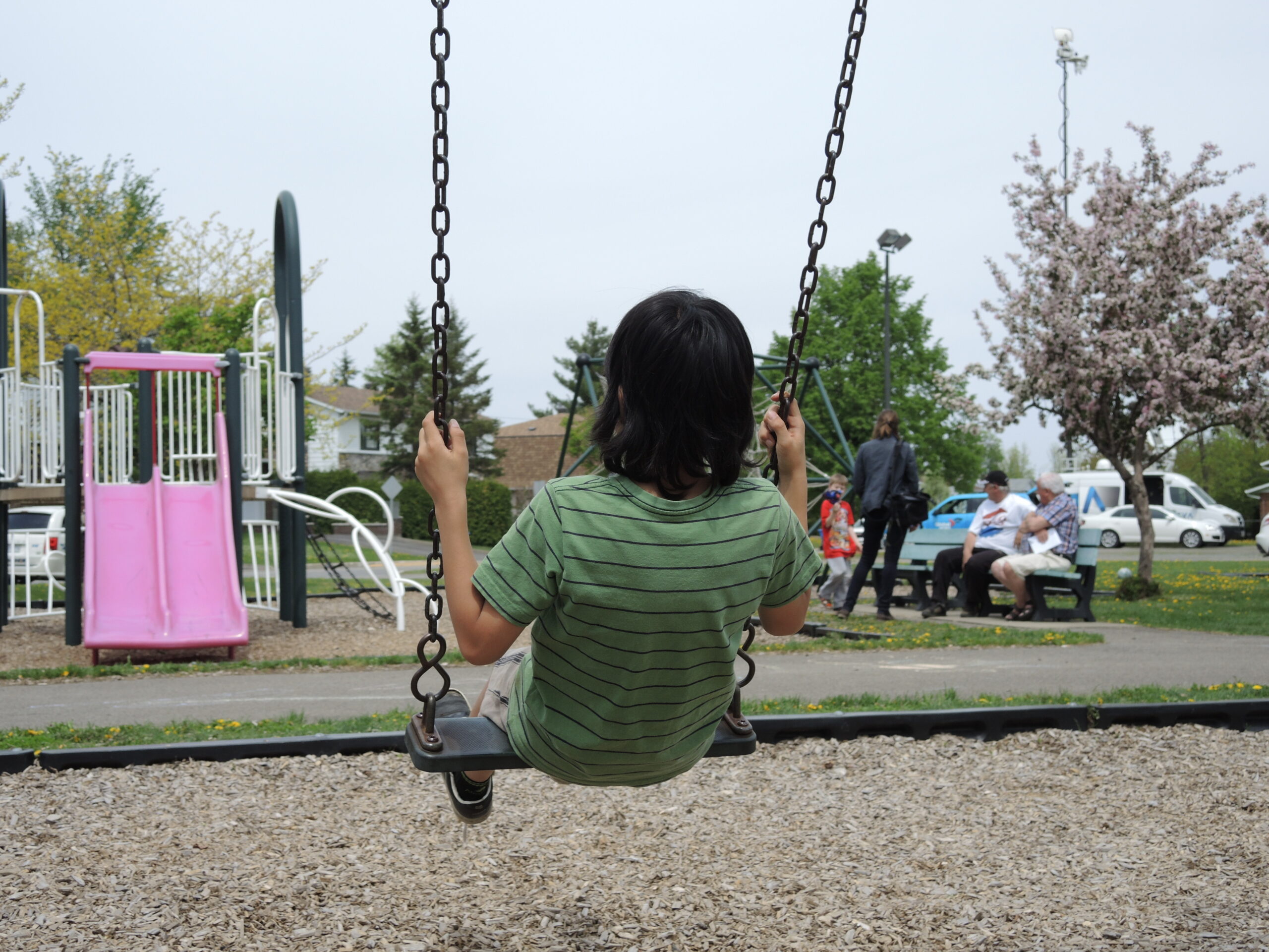 Des parents aux aguets au parc Levasseur