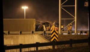 Un camion lourd se renverse sur la 20