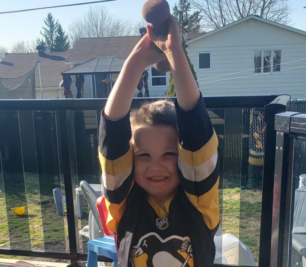 Le petit William se réconcilie avec la police grâce à sa chaîne replacée