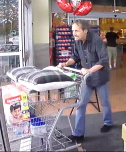 Recherché pour un vol de produits pour bébé