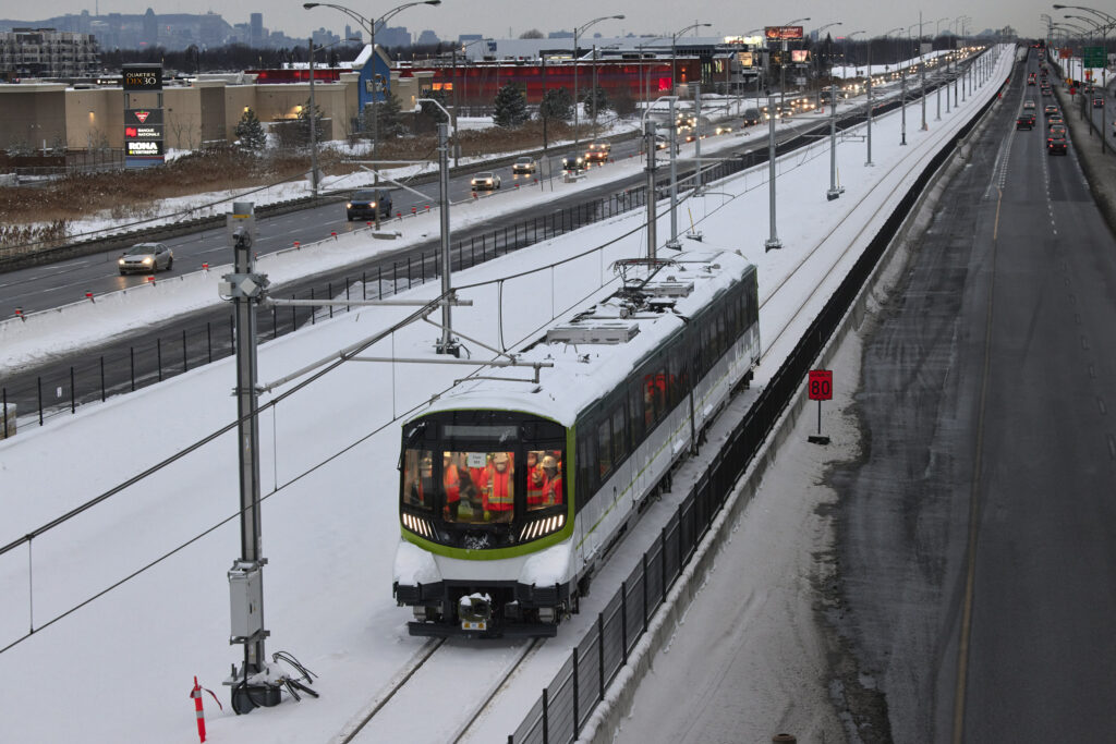 PHOTOS ET VIDÉO – Deux premières voitures du REM ont roulé sur la Rive-Sud
