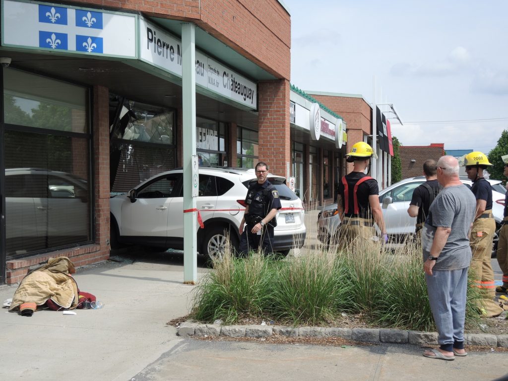 Entrée fracassante au bureau du député Pierre Moreau