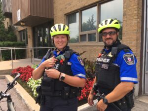 Un oiseau inséparable de deux policiers