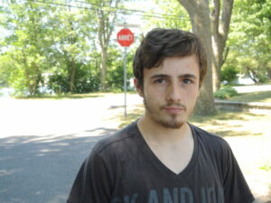 Il dénonce une infestation de nids-de-poule en vidéo