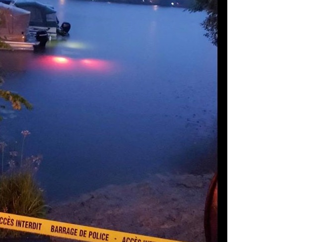 Un véhicule dans la rivière Châteauguay