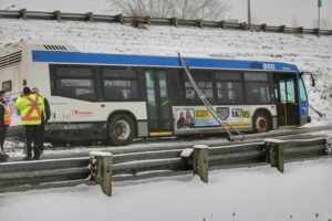 VIDÉO – Un autobus fauche un lampadaire à La Prairie