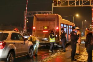 VIDÉO – Collision entre un véhicule et un autobus à Saint-Constant