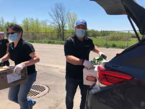 Les Copains récoltent plus de 21 000 $ grâce à des bouteilles et canettes consignées