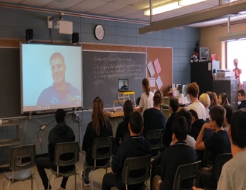 Des élèves tiennent une conférence Skype avec un astronaute