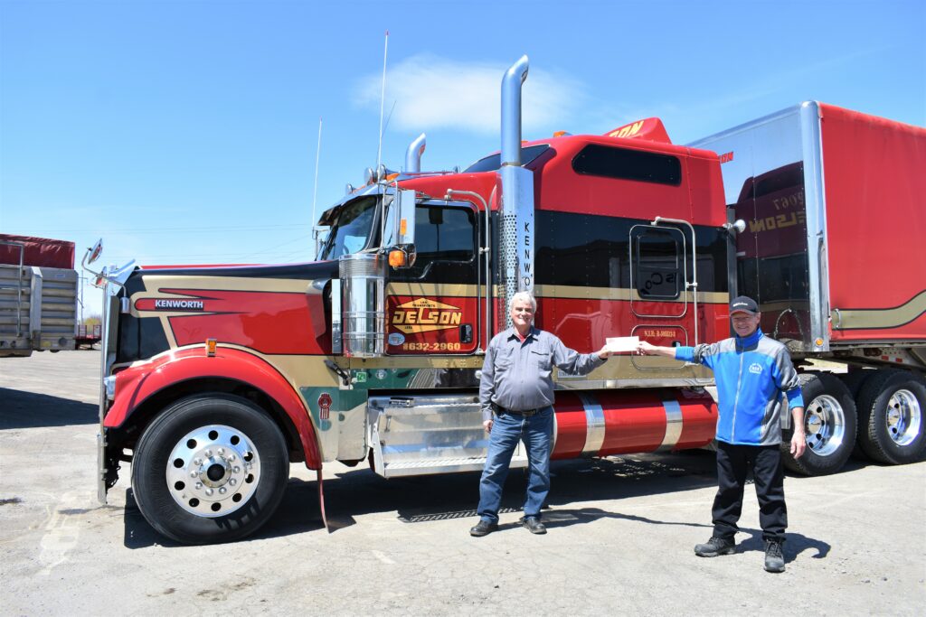 Delson Transport remet 5 000 $ au Club des copains