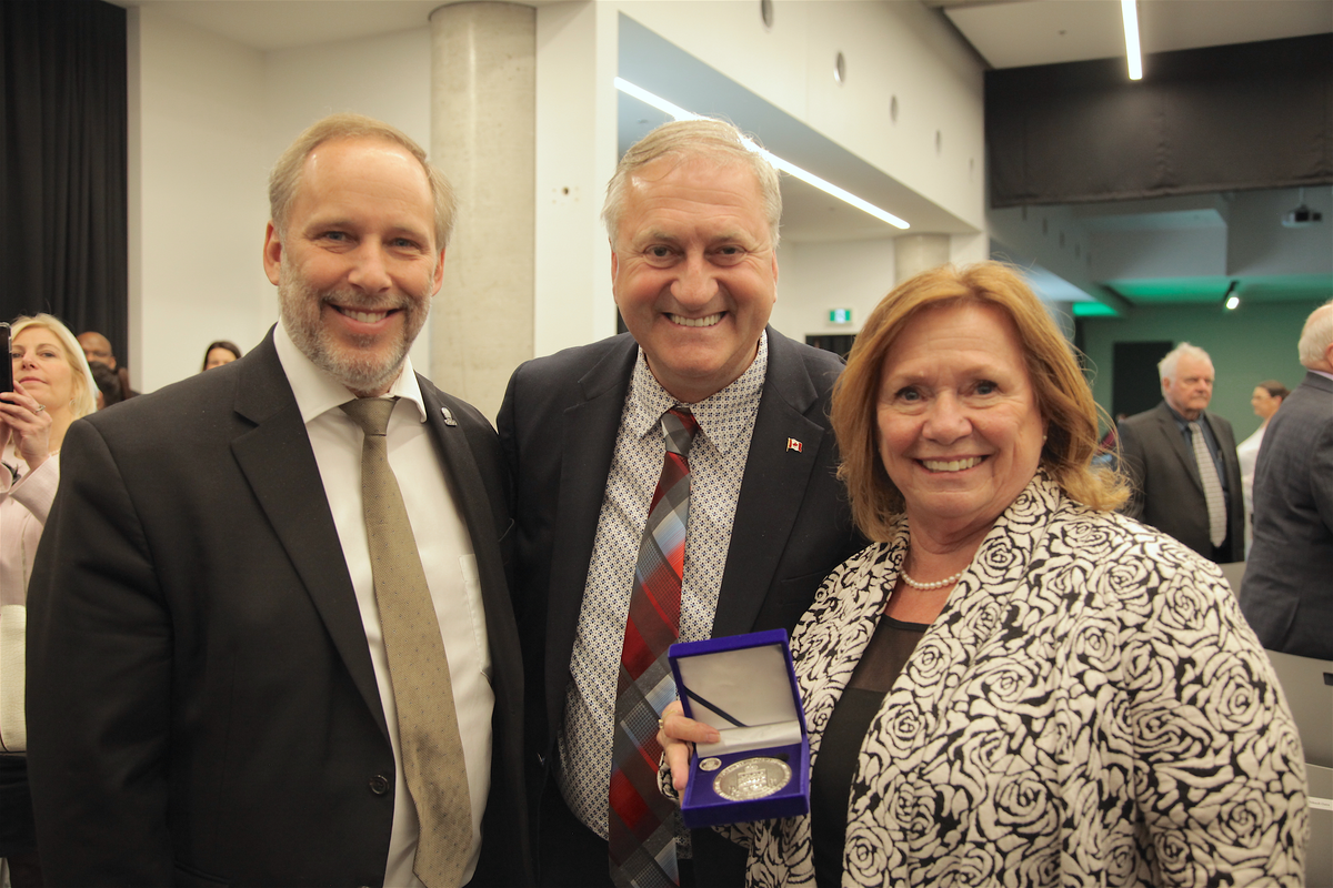 Claudette Bourget reçoit une médaille du lieutenant-gouverneur
