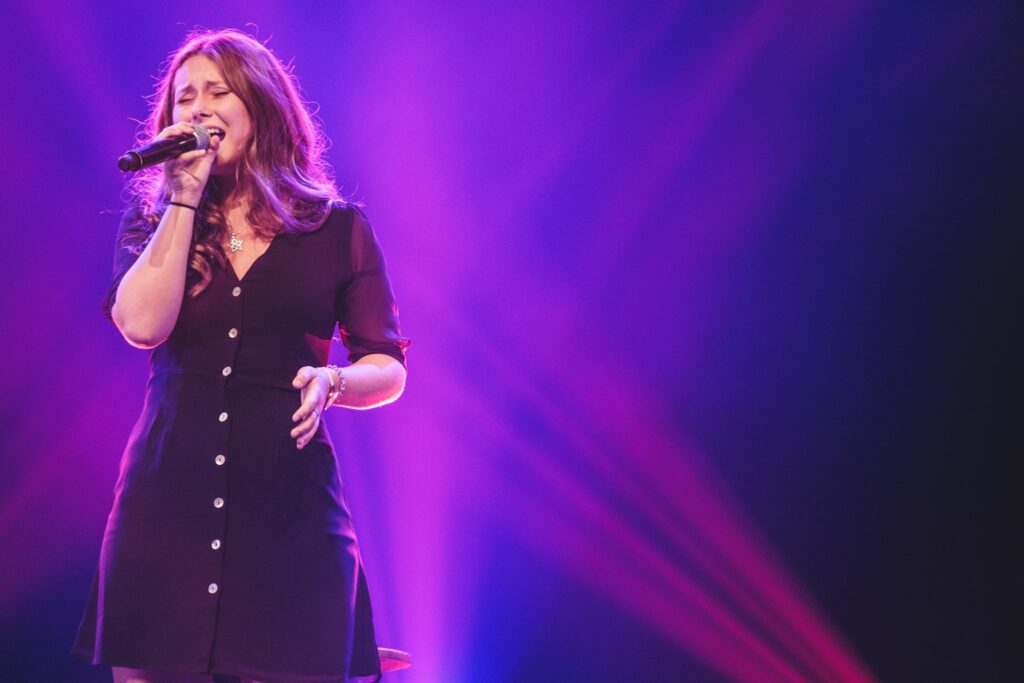 Amélie Paradis finaliste et boursière à un concours de chant