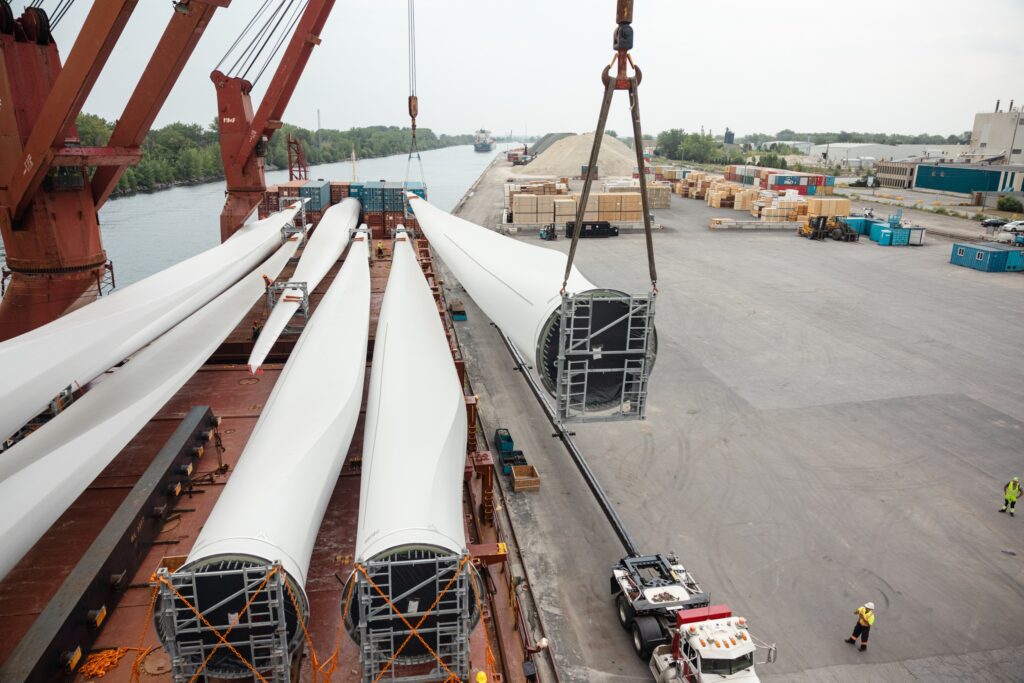 VIDÉOS – Des éoliennes débarquent au quai de Sainte-Catherine