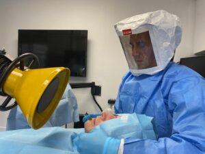 Une entreprise de Saint-Hubert contribue à un prototype de cagoules de protection