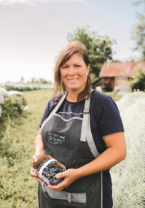 Une productrice de camerises ose et fonce