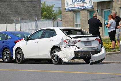 Un conducteur distrait emboutit trois voitures