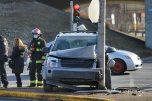 VIDÉO – Une collision endommage deux voitures et un lampadaire