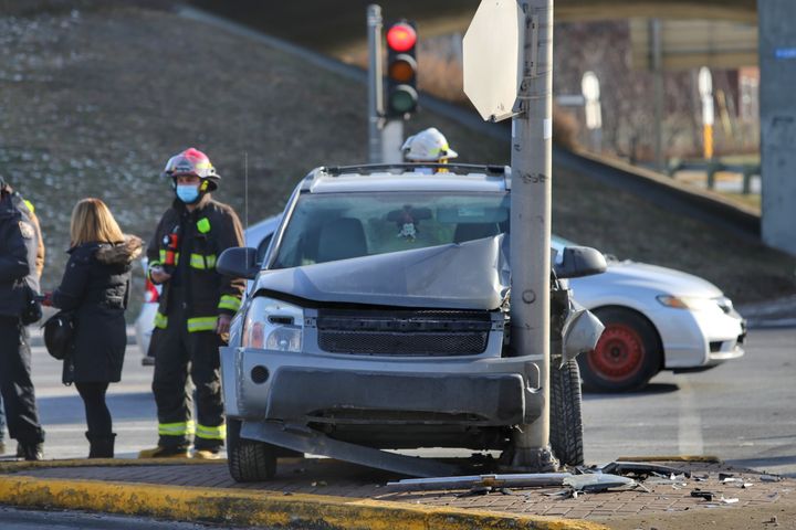 VIDÉO – Une collision endommage deux voitures et un lampadaire