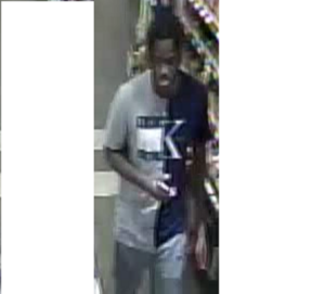 Quatre hommes troublant la paix dans deux dépanneurs se filment