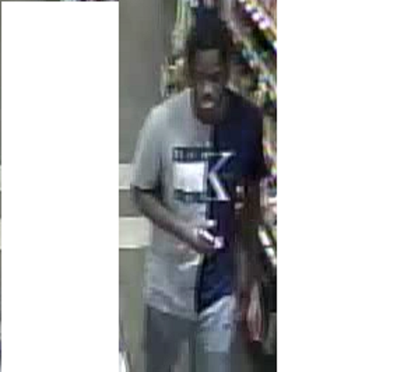 Quatre hommes troublant la paix dans deux dépanneurs se filment