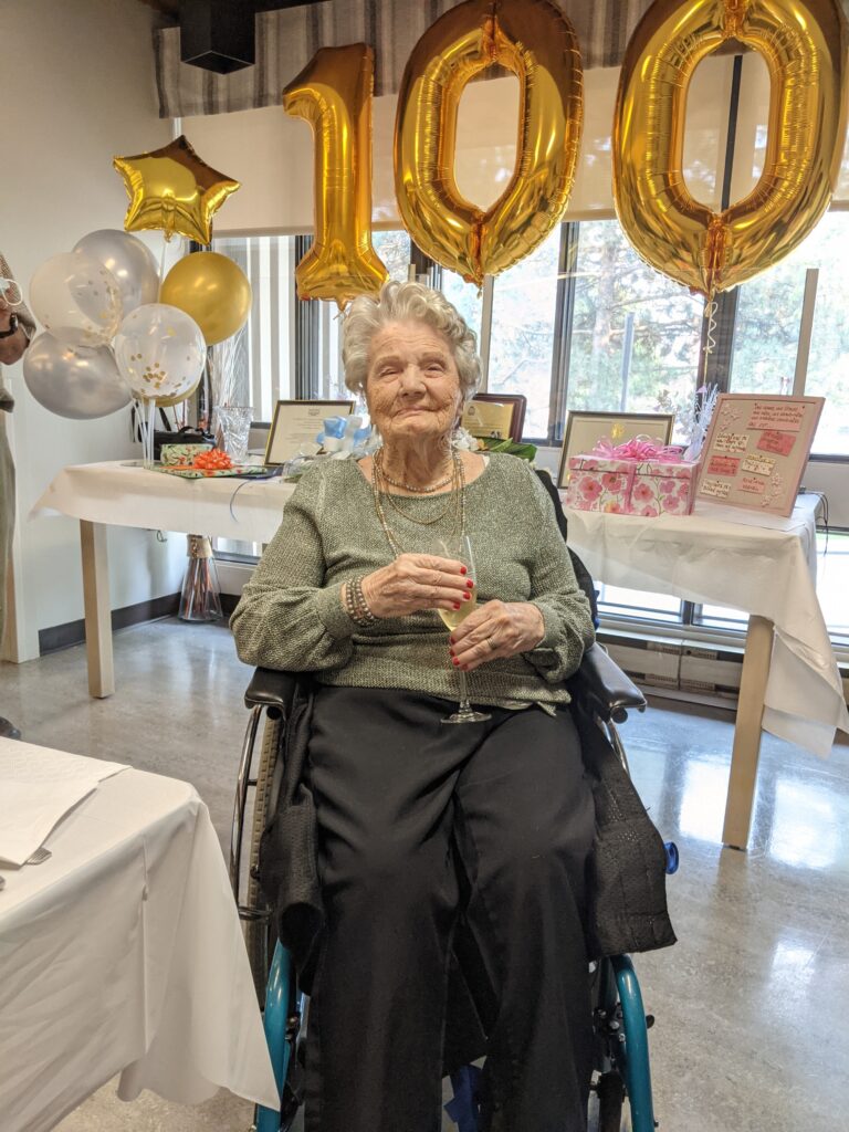VIDÉOS – Une centenaire célébrée au CHSLD La Prairie