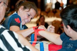 Des adolescents athlétiques à la poigne solide