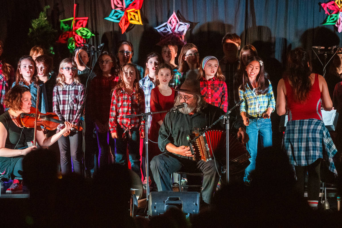 Des élèves partagent la scène avec des icônes du folklore