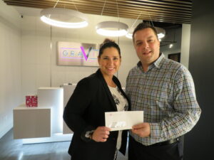 Gravité Média remet un chèque de plus de 2 000 $ au Complexe le partage