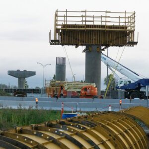 Érection des premières colonnes du REM à Brossard
