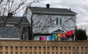 Une corde à linge arc-en-ciel