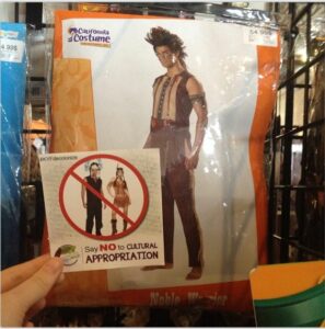 Les costumes d’Indiens bannis d’un commerce de Saint-Constant