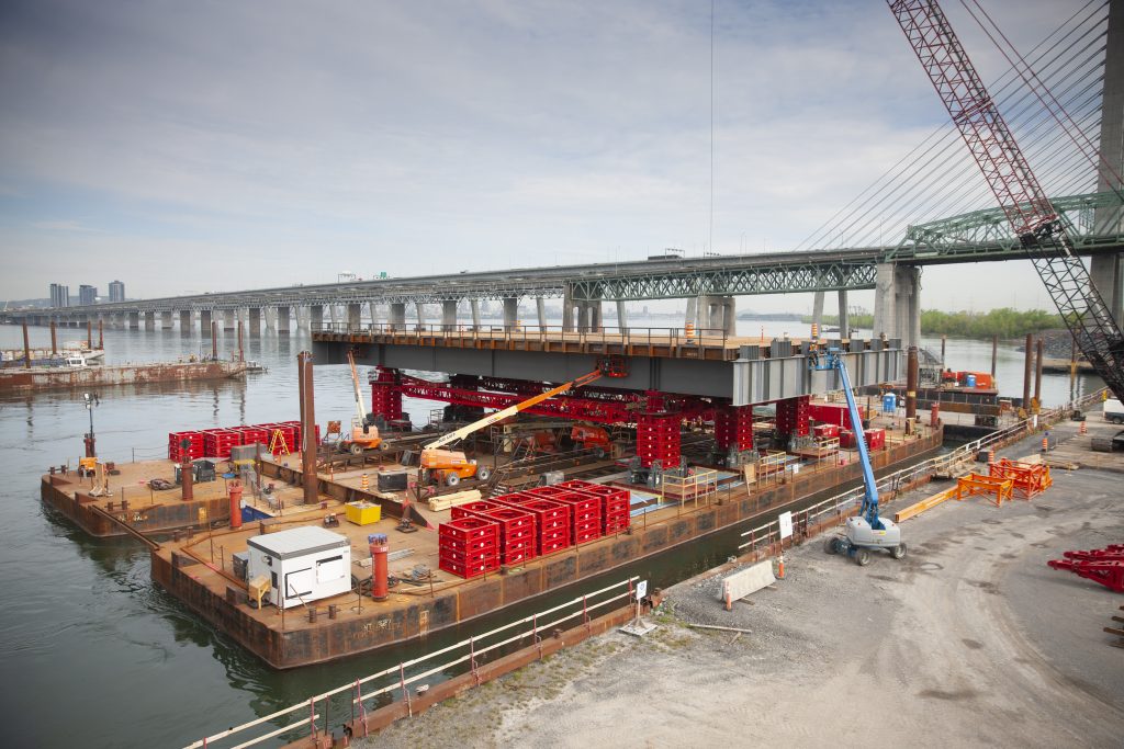 Pont Champlain : déconstruction de la deuxième travée au-dessus du fleuve
