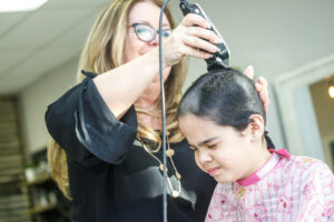 La tête rasée à 7 ans pour Leucan