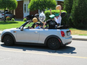 VIDÉOS et PHOTOS – Les finissants de Candiac défilent dans les rues