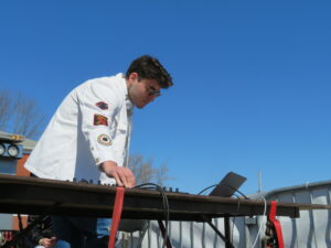 VIDÉO – COVID-19 : un DJ mobile sillonne les rues de la région