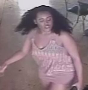 La police recherche une femme impliquée dans une agression armée