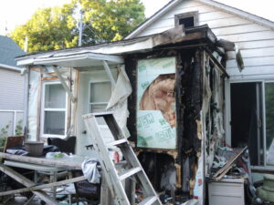 Une corde à linge mène la foudre à la maison
