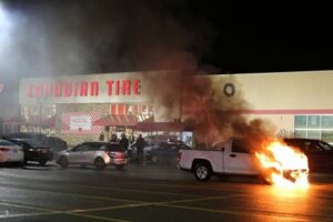 Une camionnette en proie aux flammes à Delson