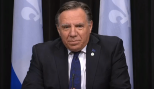 La situation demeure fragile selon Legault, la vaccination élargie aux 45 ans et plus