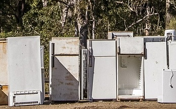 On recycle les frigos à Delson