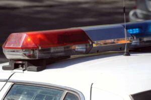 Un individu invite des élèves à embarquer dans sa voiture