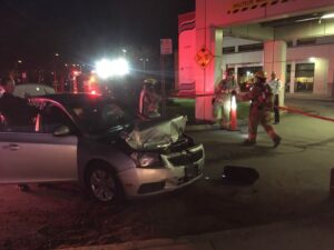Une auto percute l’Hôpital Anna-Laberge