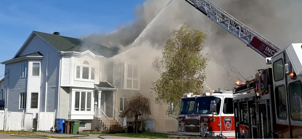 VIDÉOS – Un incendie fait rage à Saint-Constant