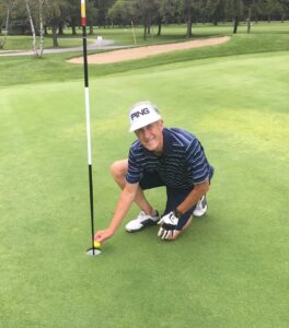 Il célèbre le déconfinement du golf avec un trou d’un coup