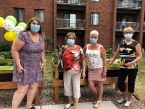 VIDÉOS – Des aînés en résidence à Sainte-Catherine s’adonnent au jardinage