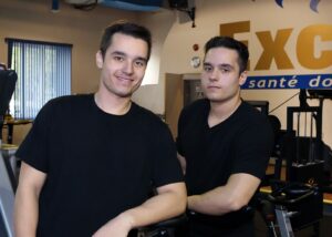 Des jumeaux qui ont perdu un total de 250 livres en 4 mois