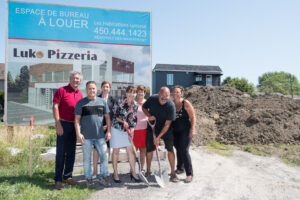 Un édifice commercial en construction à Saint-Philippe