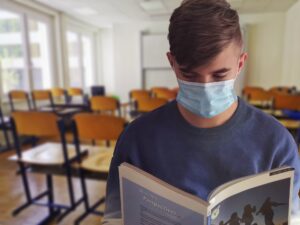 Vague de chaleur: pas de masque dans les écoles en zone orange